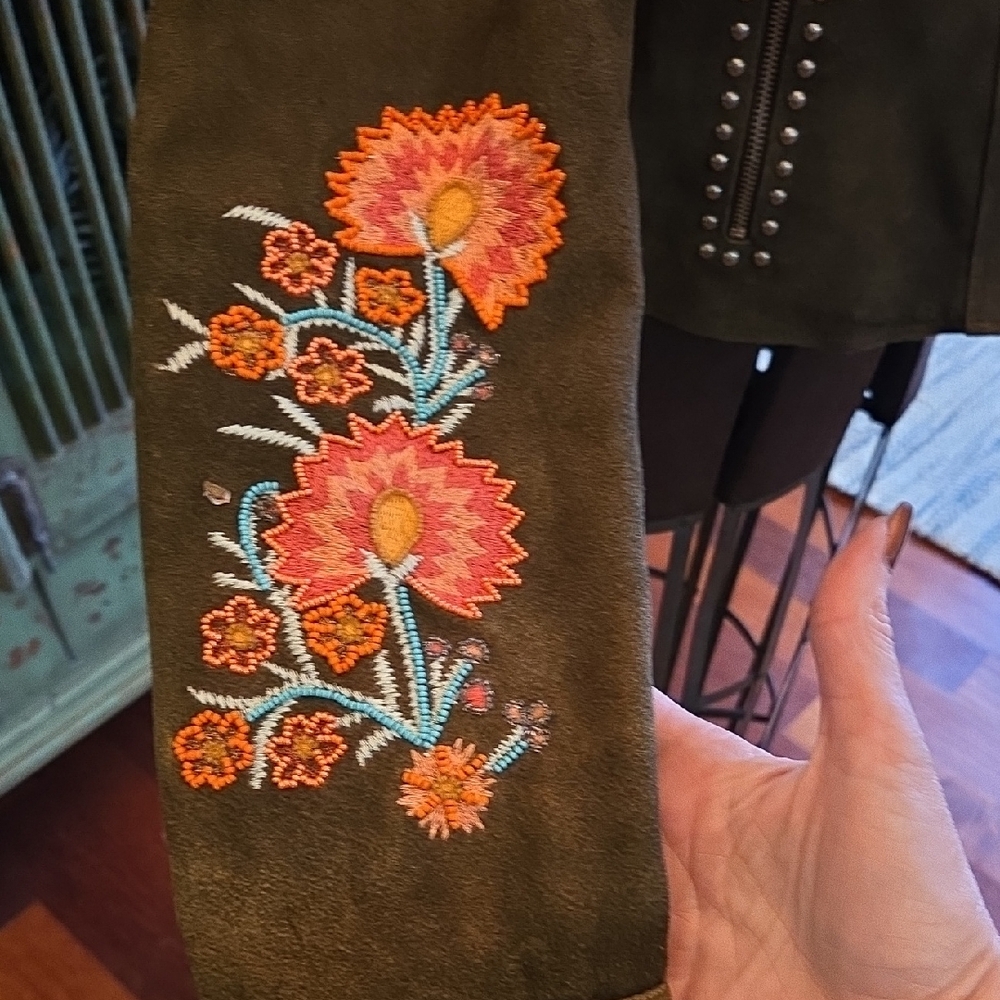 NWOT! Tasha Polizzi Beautiful Suede Jacket w/ Floral Embroidery & Beading - Picture 4 of 13